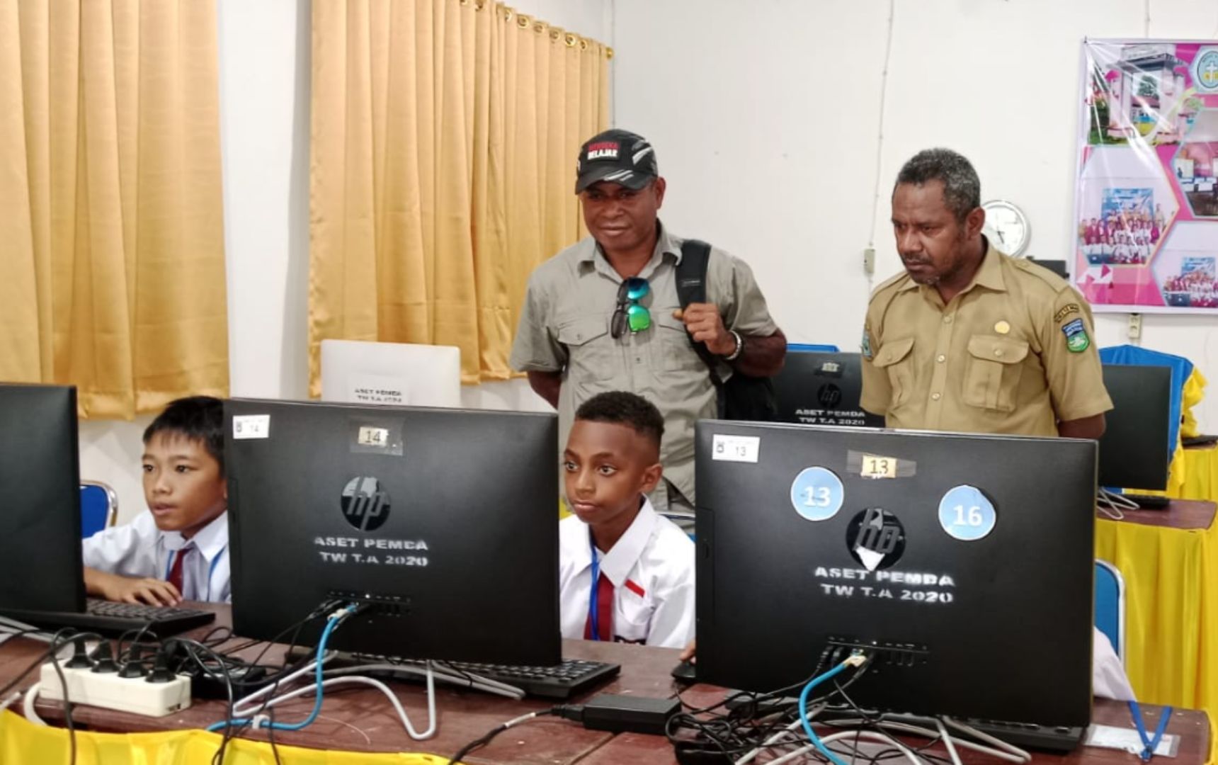 Siswa Mengikuti Ujian Berbasis Komputer